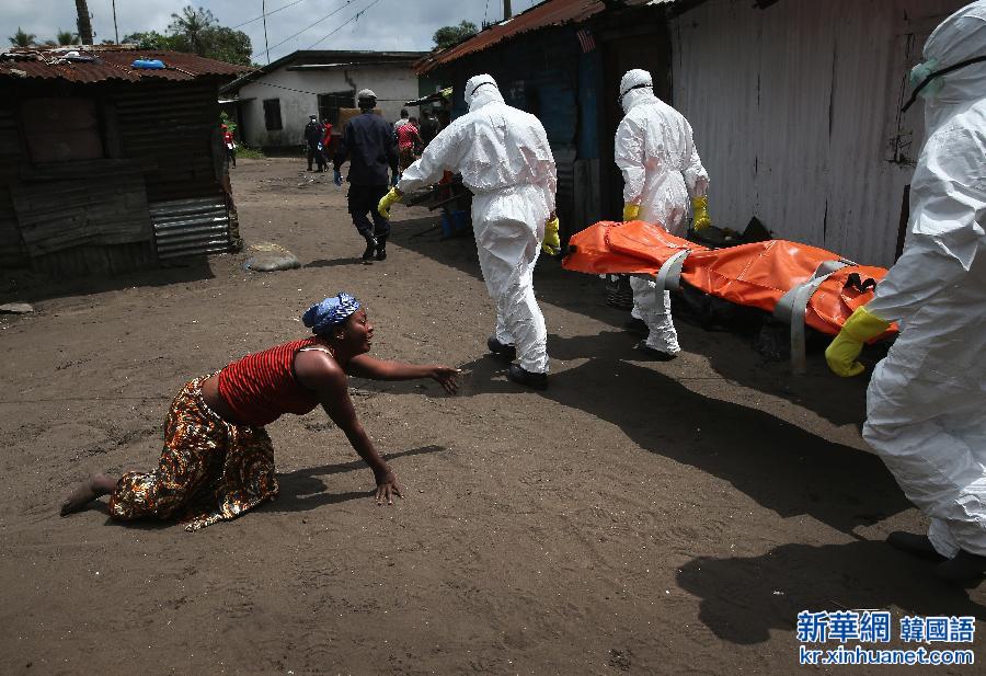 （新华网）（6）第十一届华赛非战争灾难重大新闻类组照金奖——《埃博拉席卷利比里亚首都》 