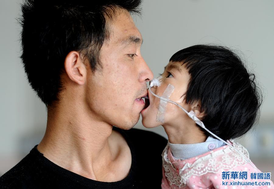 （新华网）（12）第十一届华赛新闻人物类单幅金奖——《“喂食爸爸”》 
