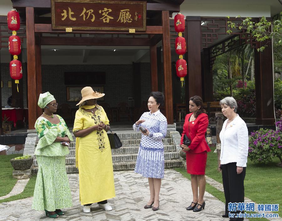 请以此说明为准！（时政）彭丽媛邀请出席博鳌亚洲论坛2015年年会的部分外方领导人夫人和亲属参观海南村庄
