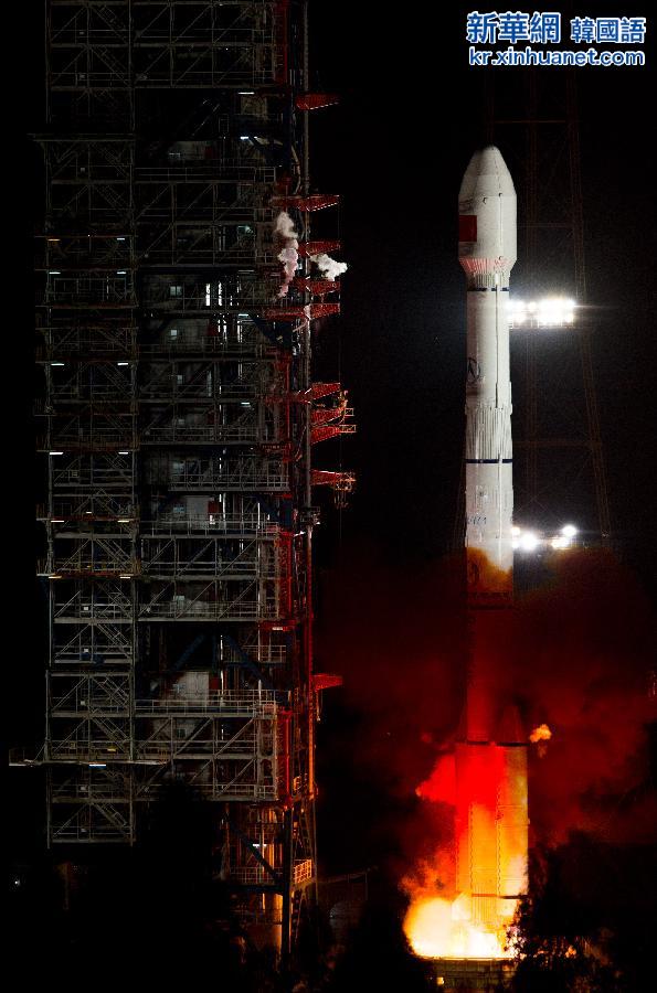 （新华直击）（3）我国成功发射首颗新一代北斗导航卫星