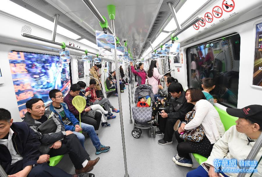 （社会）（3）南京地铁3号线开通 打造“红楼”地铁文化