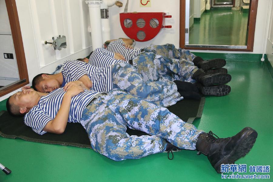 （国际·图文互动）（7）通讯：保护同胞的诺亚方舟——探访中国海军第19批护航编队潍坊舰