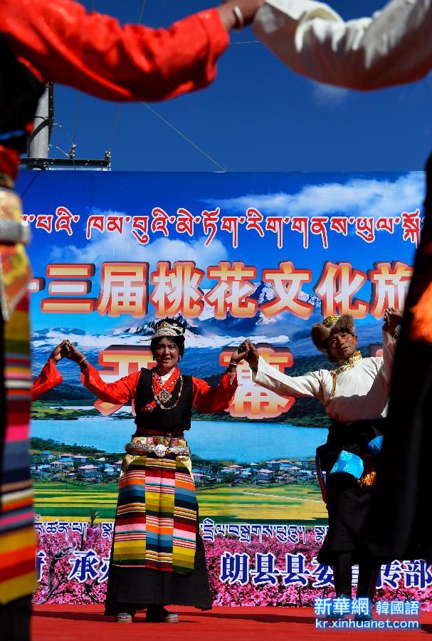 （晚报）（1）西藏林芝：桃花节上秀歌舞