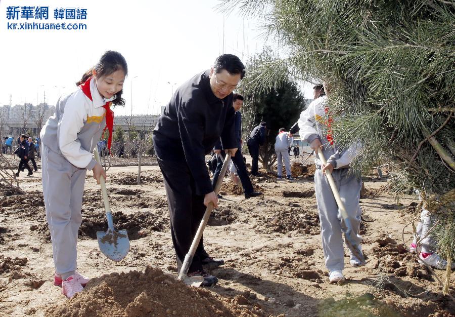 （XHDW）（2）党和国家领导人参加首都义务植树活动 