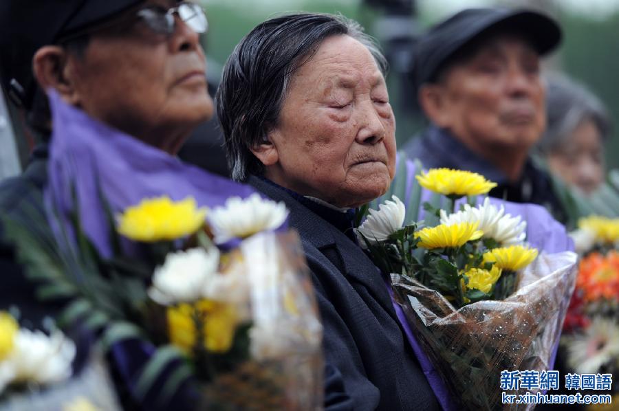 （社会）（2）南京大屠杀幸存者及遇难者亲属举行“清明祭”仪式
