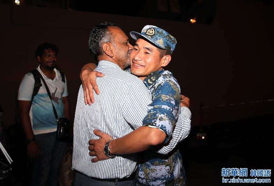 （国际）（4）从也门撤离的83名中外公民搭乘中国军舰抵达吉布提 