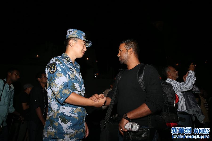 （国际）（6）从也门撤离的83名中外公民搭乘中国军舰抵达吉布提 