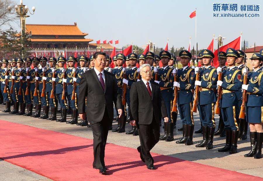 （时政）习近平同越共中央总书记阮富仲举行会谈