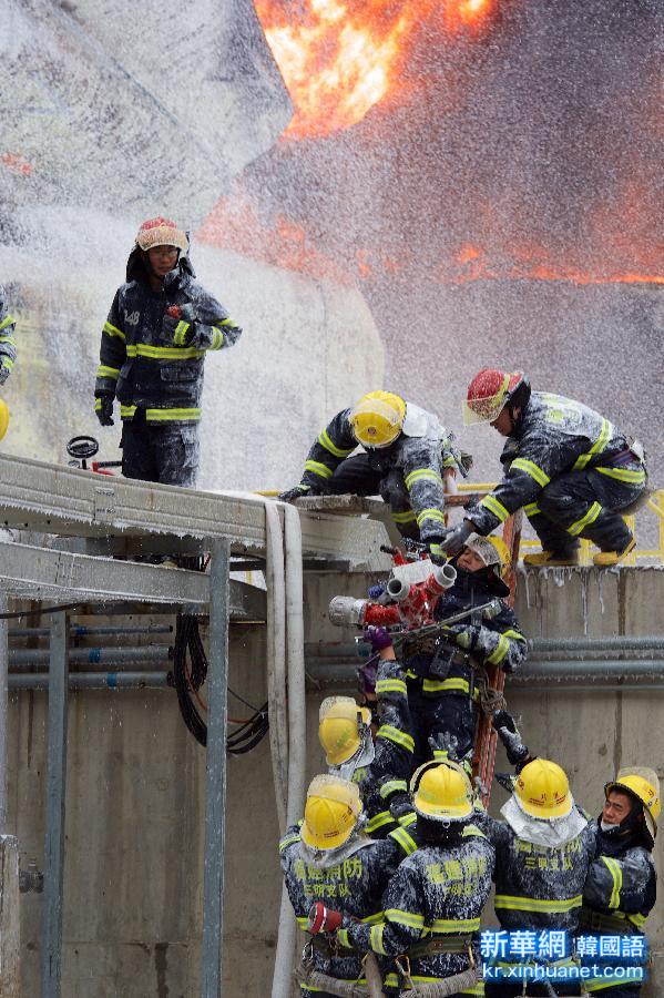 （社会）（2）福建古雷石化大火：致敬消防勇士