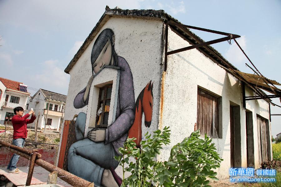 #（社会）（1）法国艺术家“江南版”涂鸦扮靓上海乡村