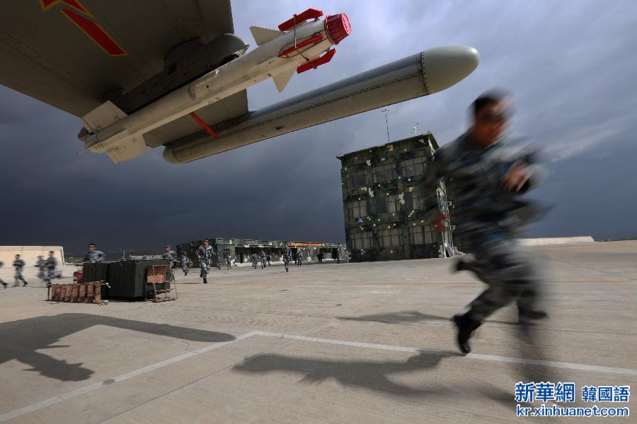（军事）（3）成都军区空军在陌生空域展开多机种实战对抗演练