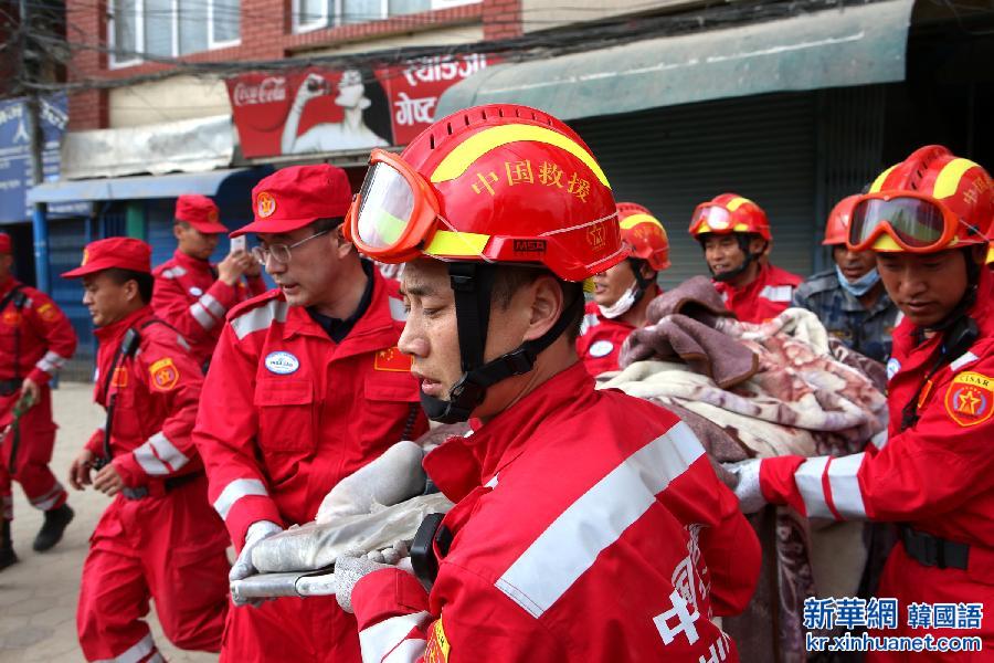 （国际·尼泊尔地震）（2）中国国际救援队成功搜救出第一名幸存者