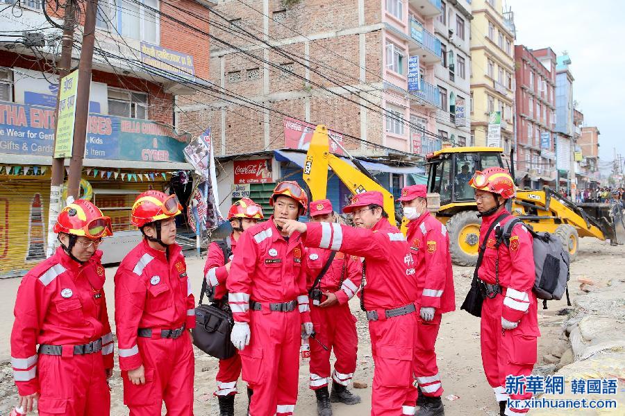 （国际·尼泊尔地震）（3）中国国际救援队成功搜救出第一名幸存者