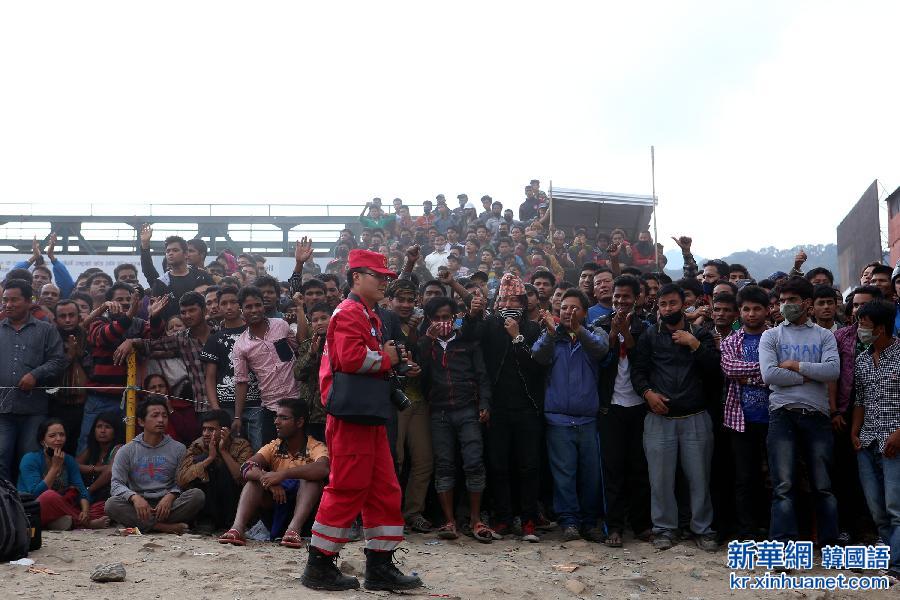 （国际·尼泊尔地震）（4）中国国际救援队成功搜救出第一名幸存者