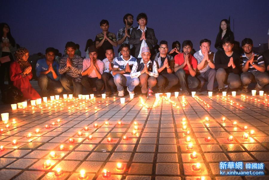 #（社会）（5）湖南衡阳大学生为地震受灾民众祈福