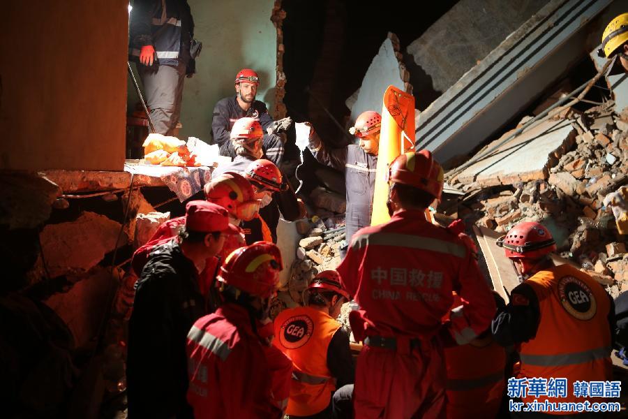 （国际·尼泊尔地震）（1）中国国际救援队成功救出第二名幸存者