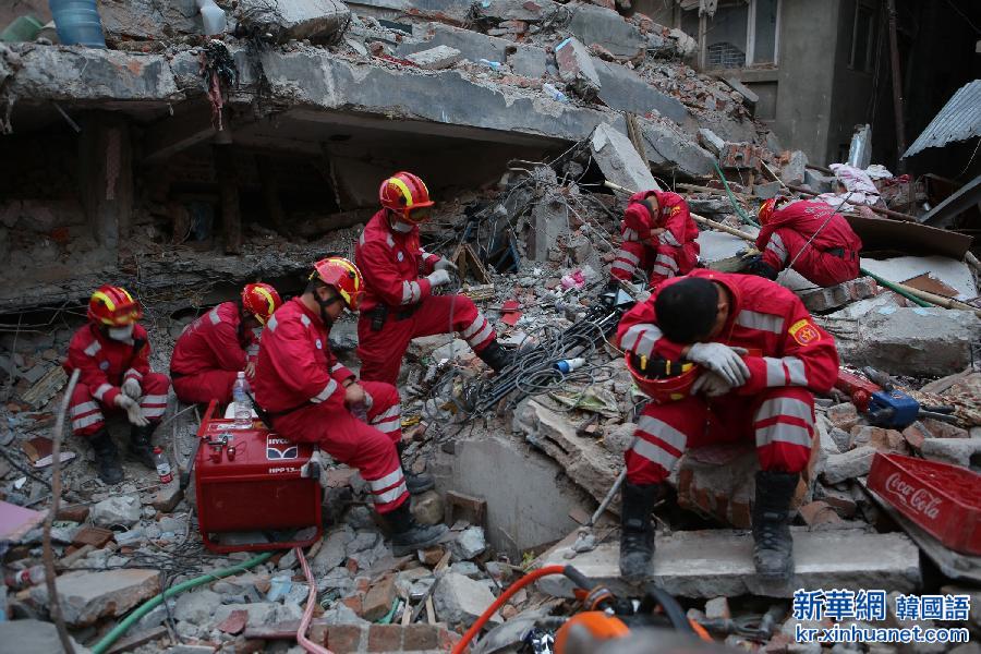 （国际·尼泊尔地震）（2）中国国际救援队成功救出第二名幸存者