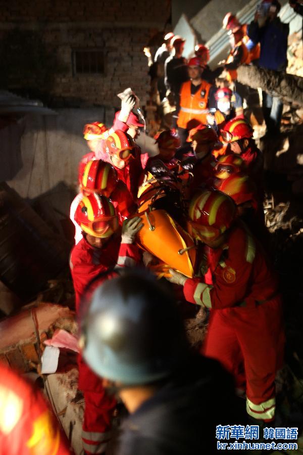 （国际·尼泊尔地震）（3）中国国际救援队成功救出第二名幸存者