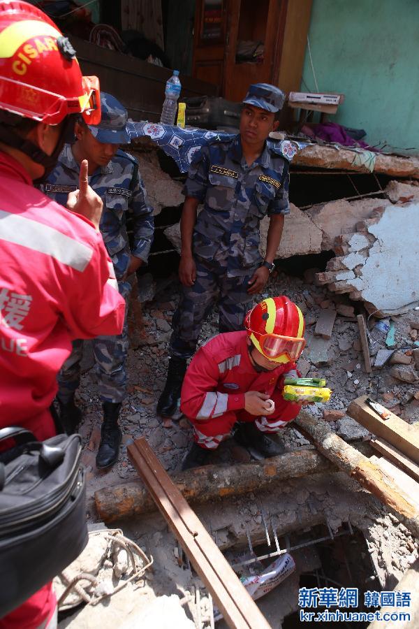 （国际·尼泊尔地震）（4）中国国际救援队成功救出第二名幸存者