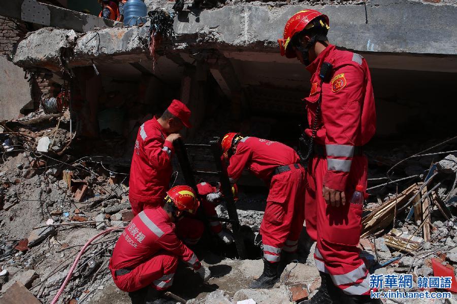 （国际·尼泊尔地震）（5）中国国际救援队成功救出第二名幸存者