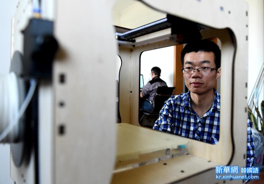 （图片故事）（1）河南青年冯浩的3D打印创业梦
