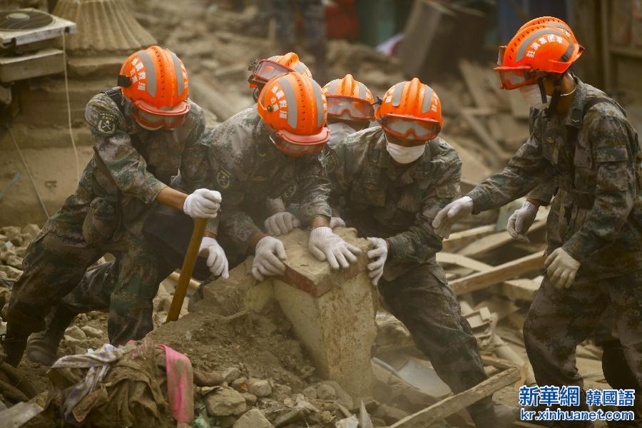 （国际·尼泊尔地震）（1）中国救援人员在尼泊尔展开救援