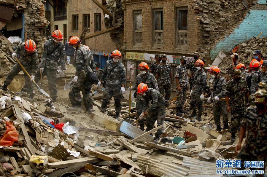 （国际·尼泊尔地震）（2）中国救援人员在尼泊尔展开救援
