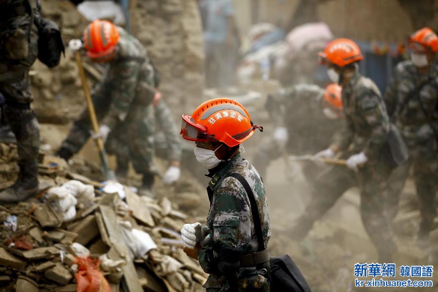 （国际·尼泊尔地震）（4）中国救援人员在尼泊尔展开救援