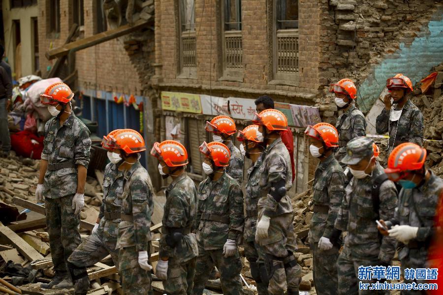 （国际·尼泊尔地震）（5）中国救援人员在尼泊尔展开救援