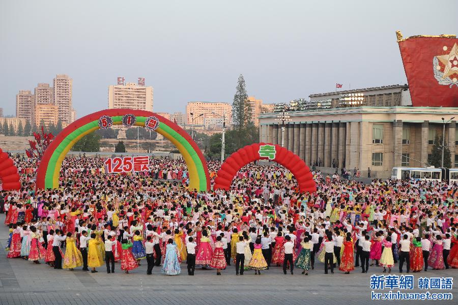 （国际）（1）朝鲜举行互动舞会庆祝“五一”国际劳动节
