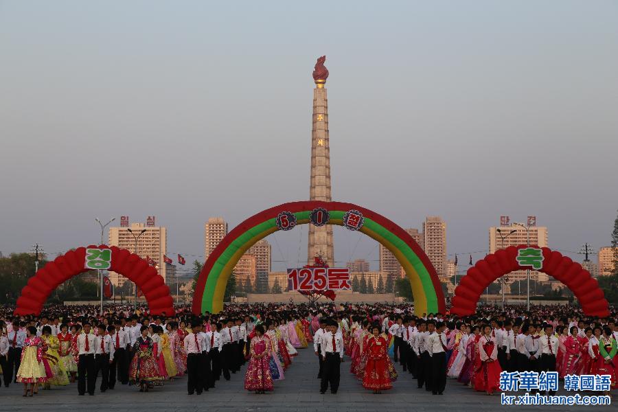 （国际）（2）朝鲜举行互动舞会庆祝“五一”国际劳动节