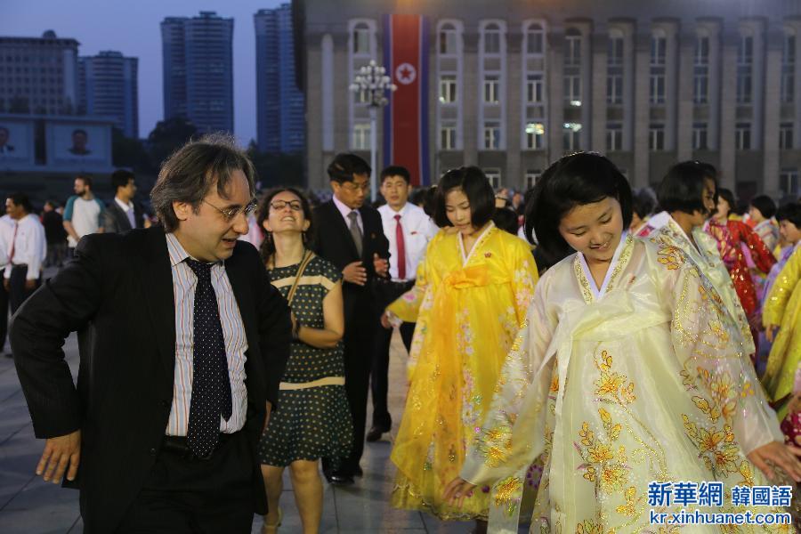 （国际）（4）朝鲜举行互动舞会庆祝“五一”国际劳动节