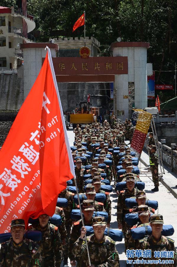 （尼泊尔地震救援·新华直击）（2）中国武警交通救援大队首次出境赴尼救援