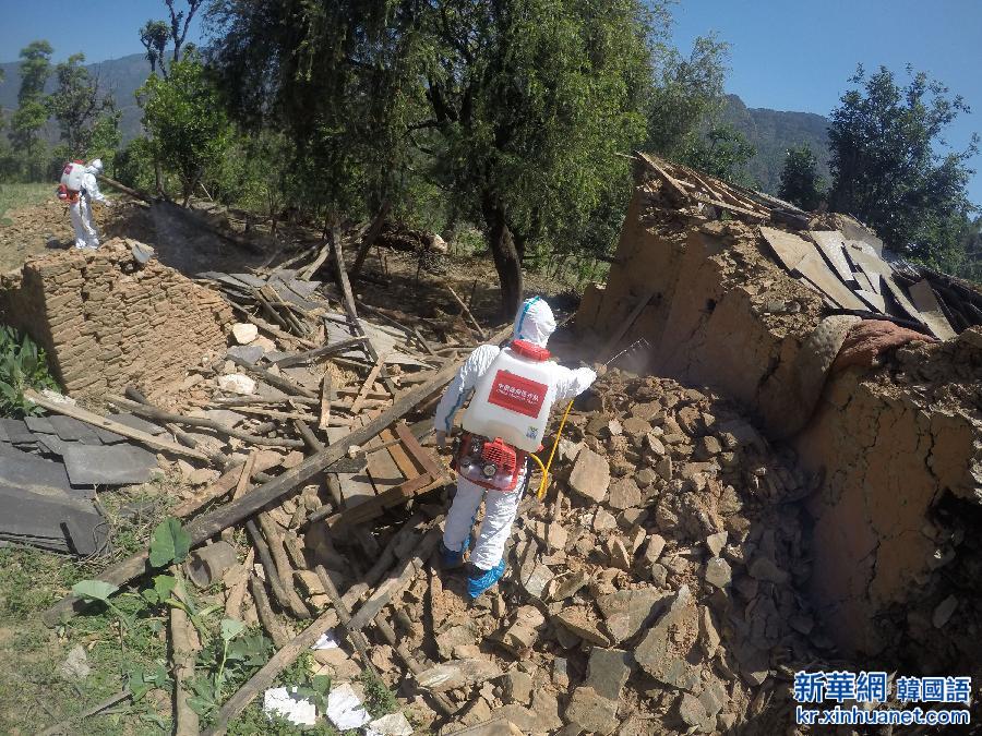 （国际）（1）中国防疫队在尼泊尔地震重灾区开展防疫工作 
