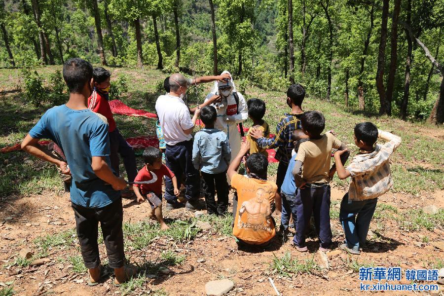 （国际）（2）中国防疫队在尼泊尔地震重灾区开展防疫工作 