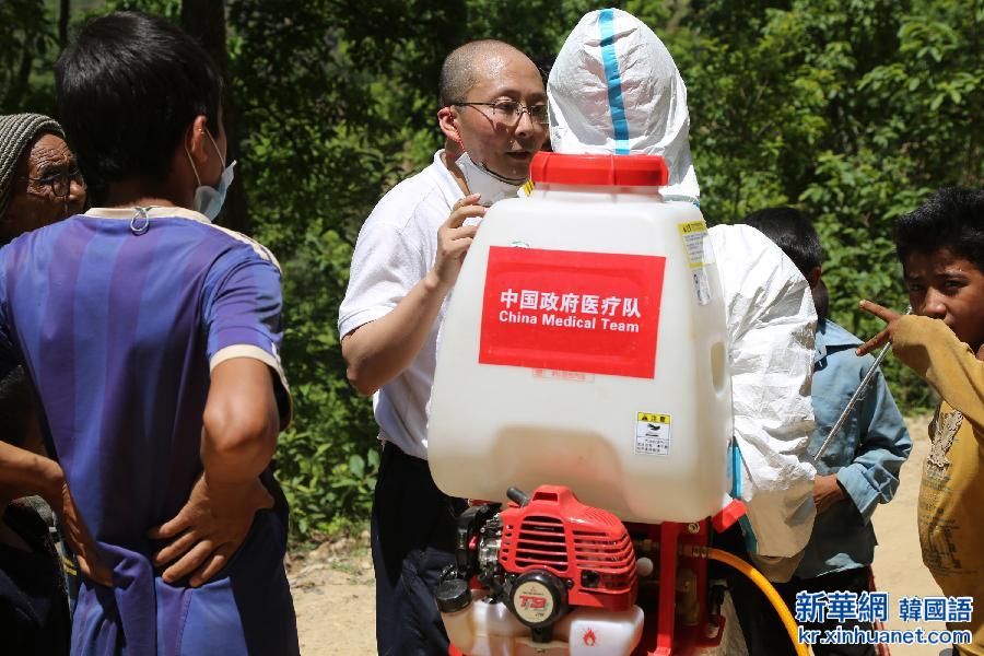 （国际）（3）中国防疫队在尼泊尔地震重灾区开展防疫工作 
