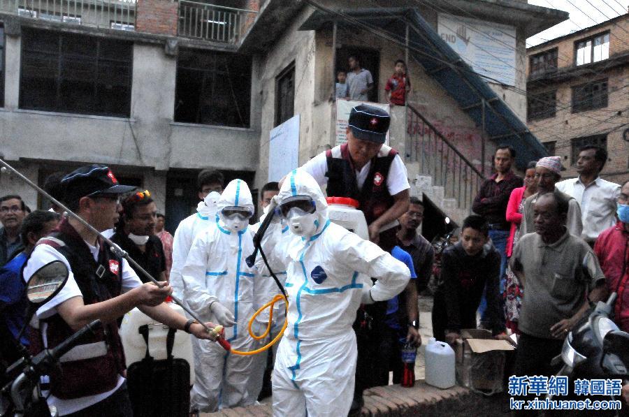 （国际）（2）中国卫生防疫人员现场指导尼方人员展开消杀
