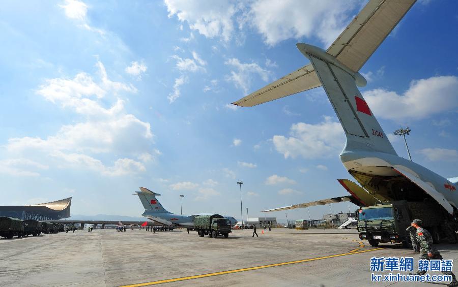 （图文互动）（1）中国空军再派6架飞机空运援助尼泊尔救灾物资