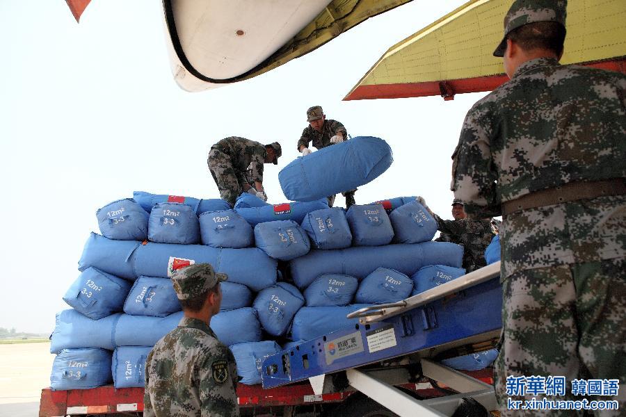 （图文互动）（5）中国空军再派6架飞机空运援助尼泊尔救灾物资
