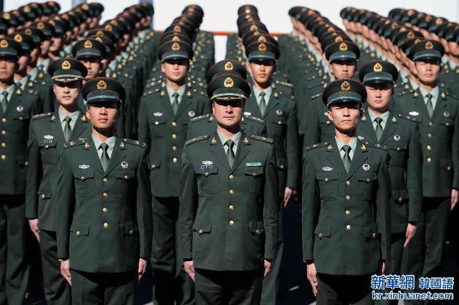 （国际）（1）俄罗斯国防部授予中国仪仗兵纪念勋章