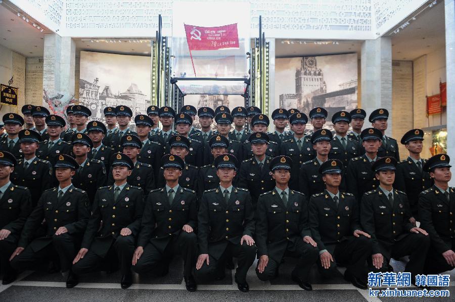 （国际）（4）俄罗斯国防部授予中国仪仗兵纪念勋章
