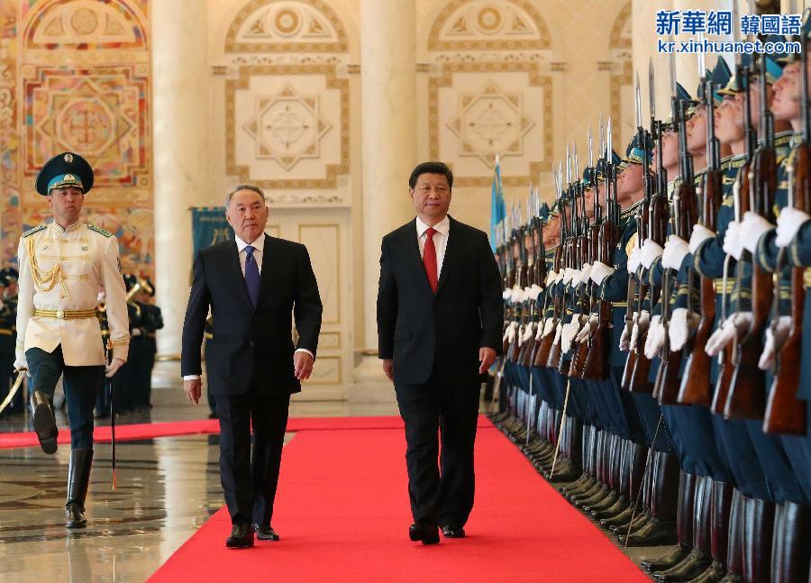 （XHDW）（1）习近平出席哈萨克斯坦总统纳扎尔巴耶夫举行的欢迎仪式