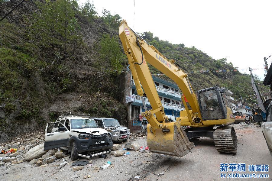 （国际）（1）中国武警交通部队在尼泊尔积极抢通中尼公路