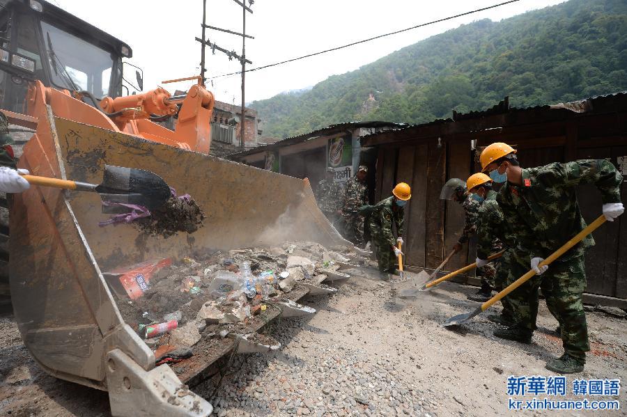 （国际）（2）中国武警交通部队在尼泊尔积极抢通中尼公路
