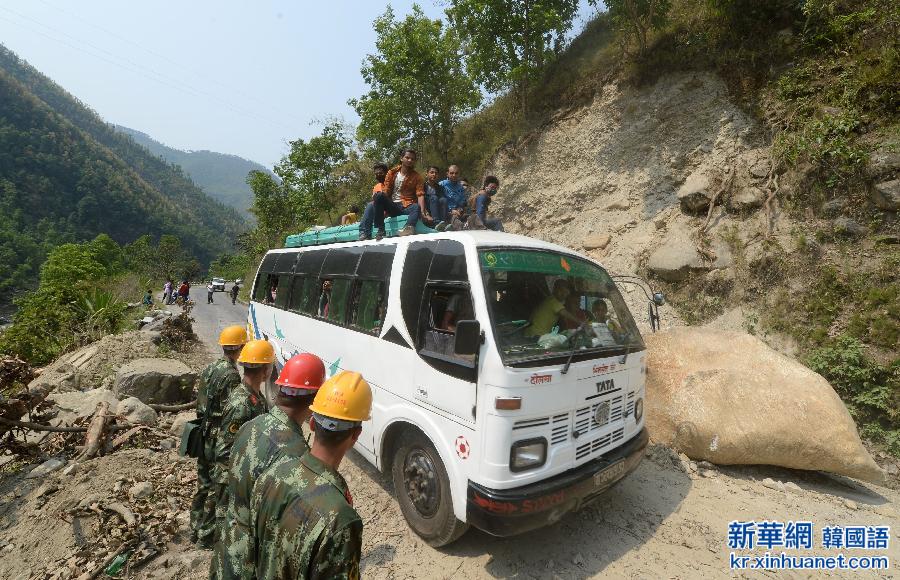 （国际）（3）中国武警交通部队在尼泊尔积极抢通中尼公路