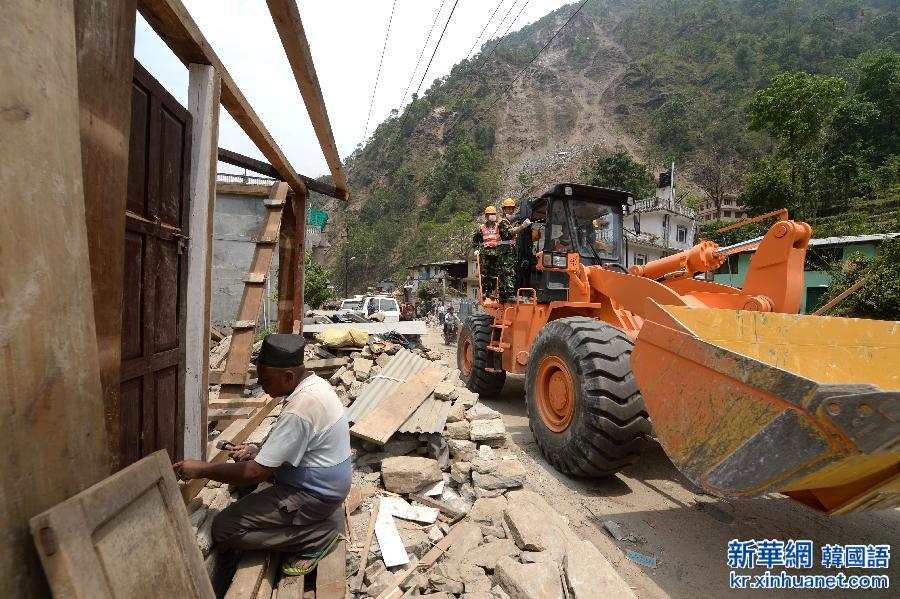 （国际）（4）中国武警交通部队在尼泊尔积极抢通中尼公路