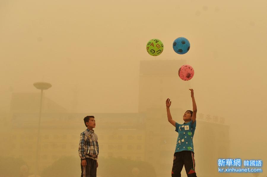 #（晚报）（1）新疆喀什地区遭遇特大沙尘暴天气