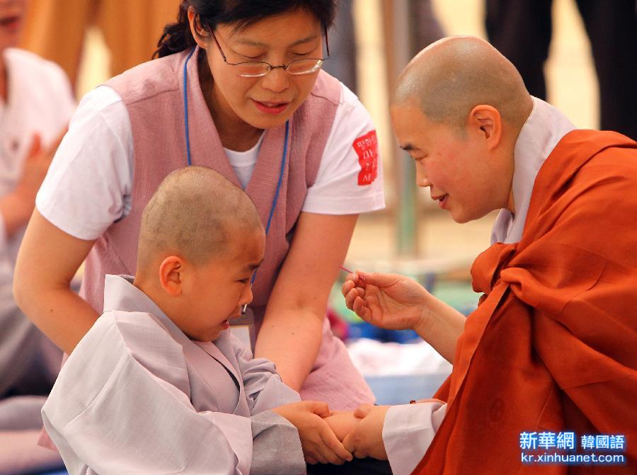 （国际）（2）韩国曹溪寺举行童子僧剃度仪式