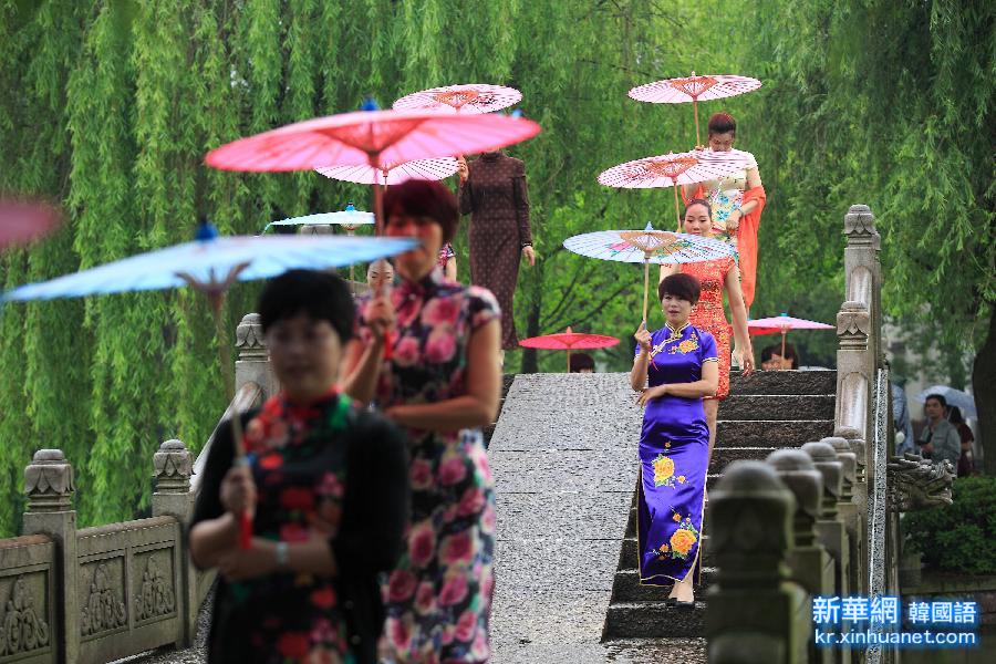 #（社会）（1）15万人同秀旗袍 展现中国服饰之美