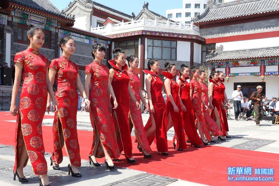 #（社会）（3）15万人同秀旗袍 展现中国服饰之美